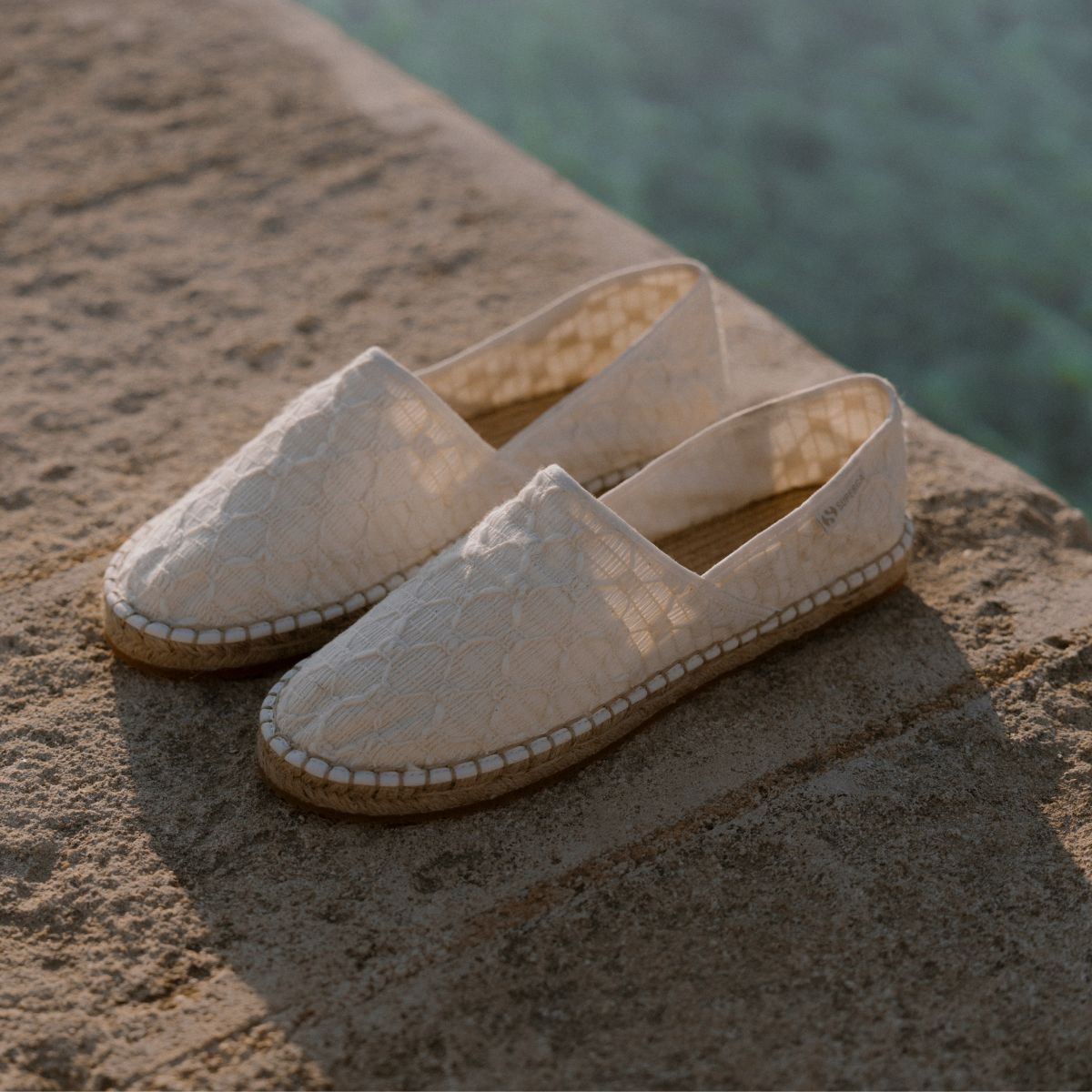 Superga: Ya es verano Estilos veraniegos ligeros en materiales frescos