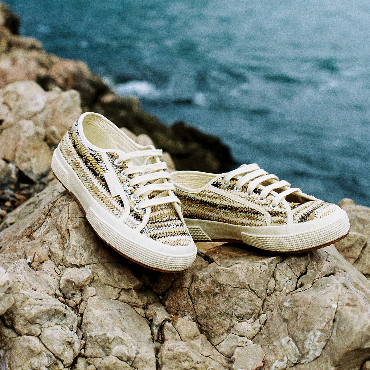 Superga: Raffia Edit La classica, pronta per l'estate 