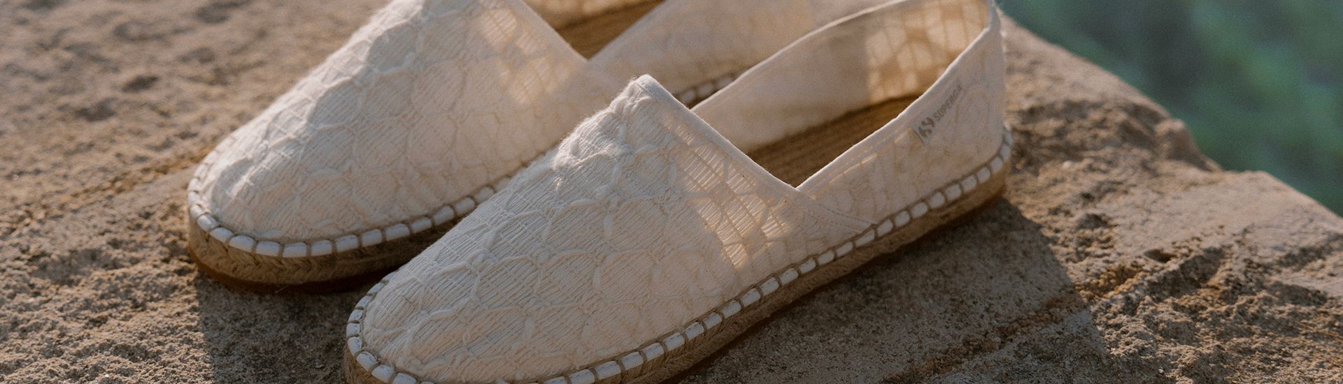 Superga: Ya es verano Estilos veraniegos ligeros en materiales frescos