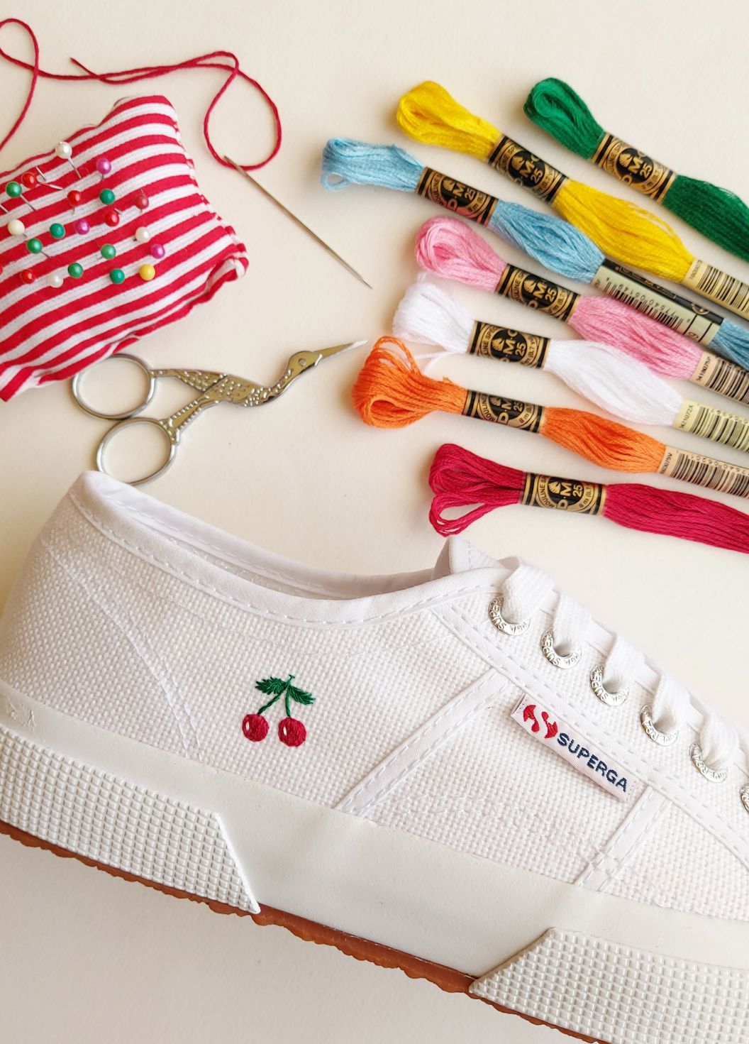 Superga: Le tue sneakers, reinterpretate per l’estate Dai un tocco estivo alle tue sneakers nello store Superga...