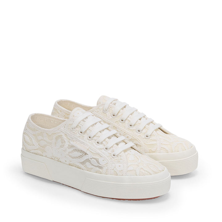 Sneakers bianche con plateau da donna e tomaia in pizzo macramè 2