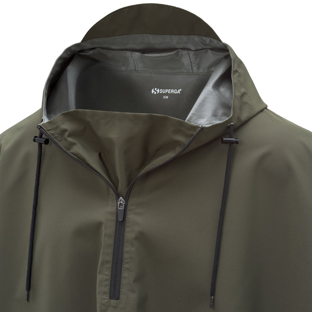 Poncho unisexe vert en tissu technique résistant à l'eau main