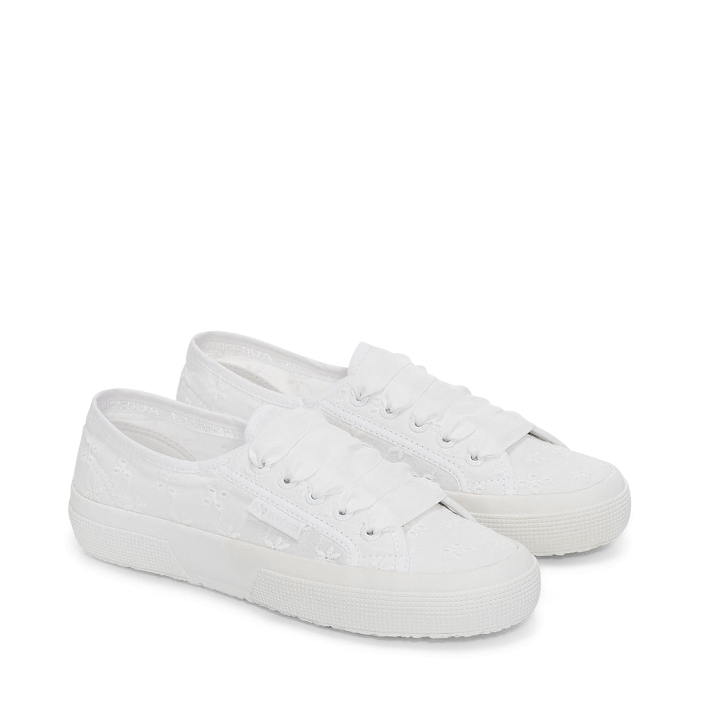 Zapatillas blancas de corte bajo para mujer con parte superior de algodón 02
