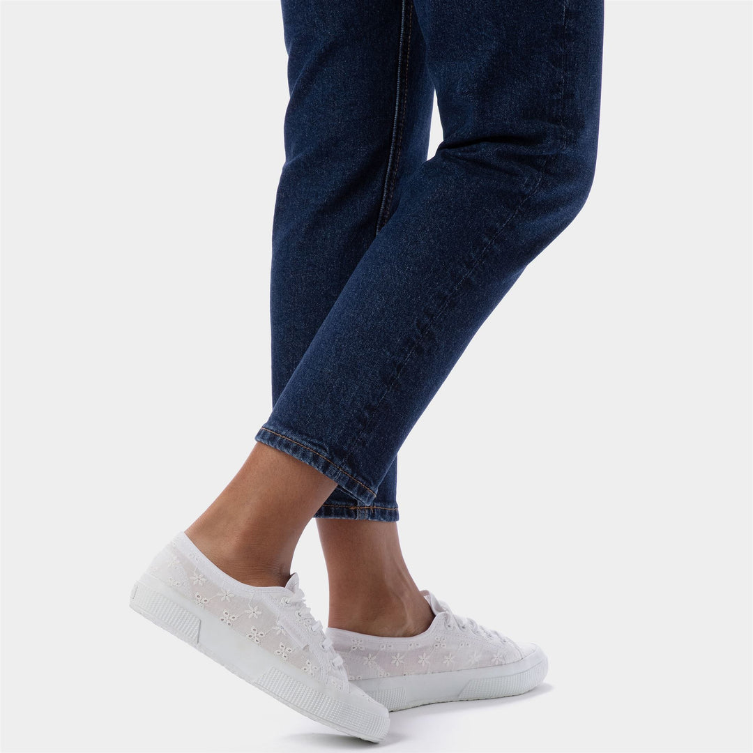 Sneakers basse da donna completamente bianche con tomaia in cotone main