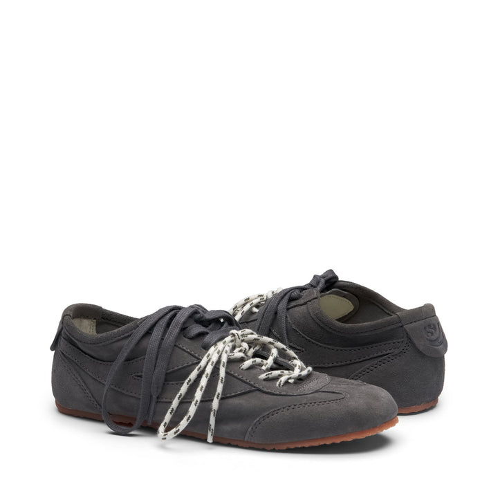 Zapatillas unisex de corte bajo en color gris con parte superior de ante. 3